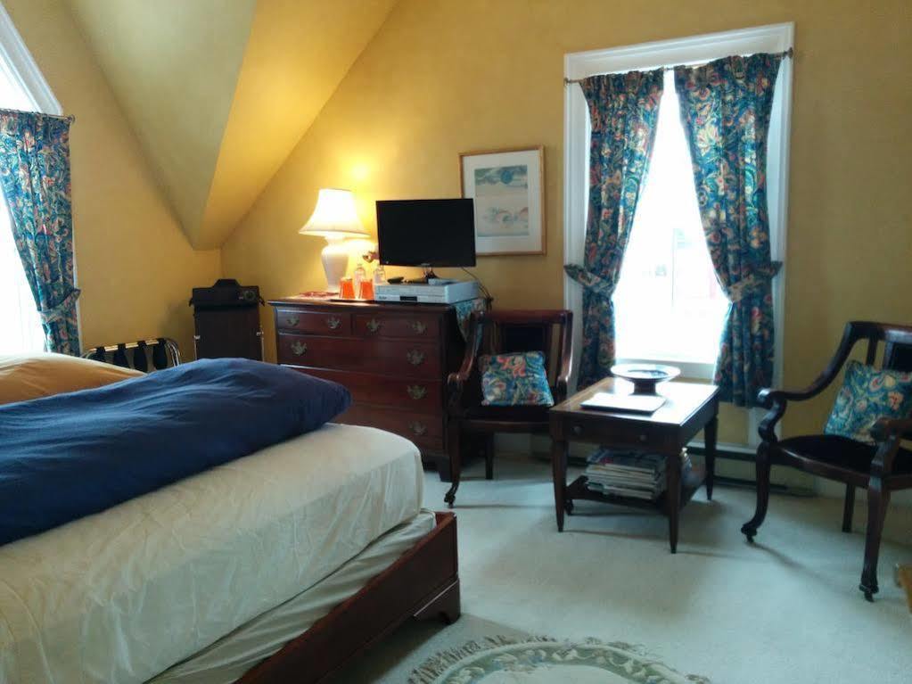 Fairmont House Bed & Breakfast Mahone Bay Exterior photo